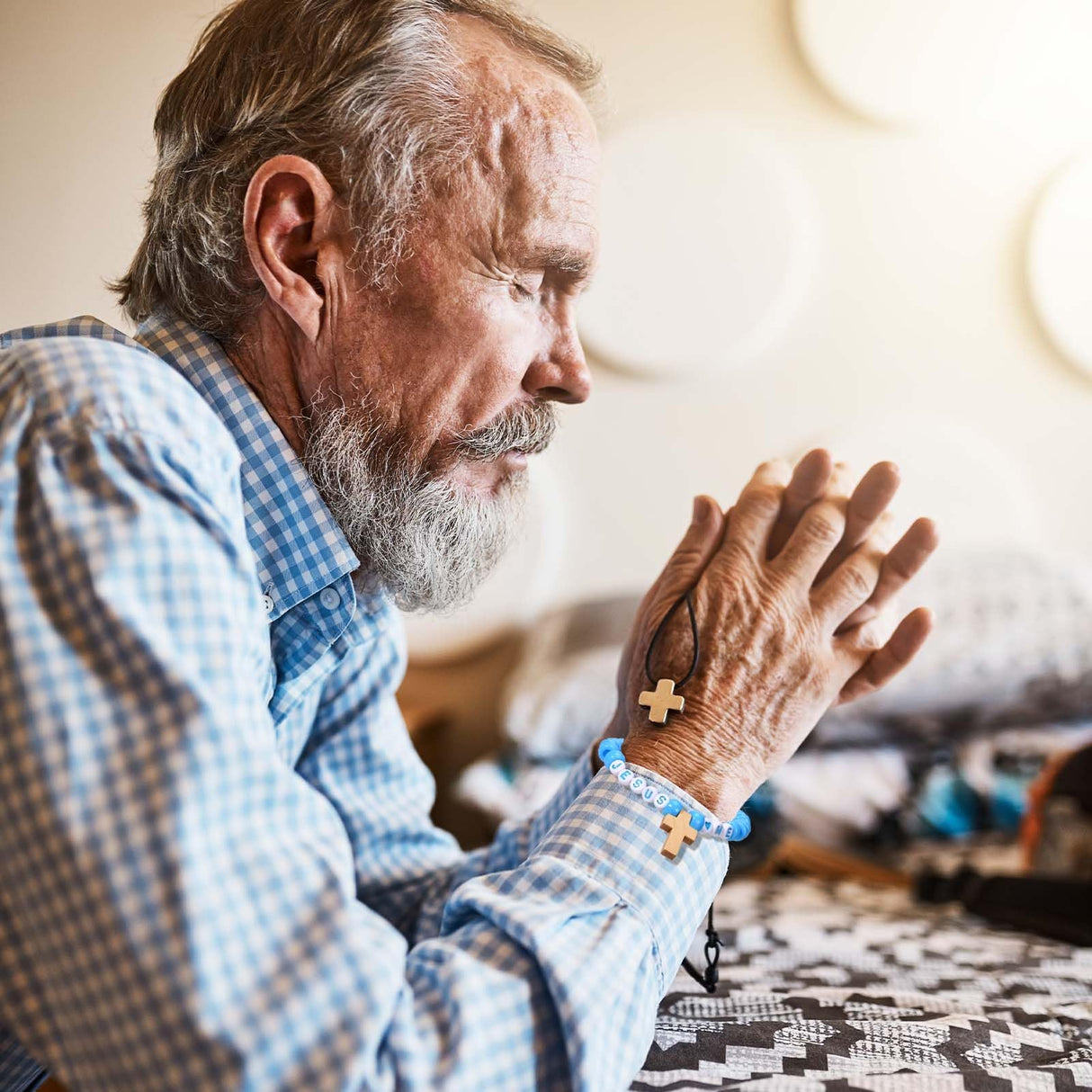 Sanixin 32 Set Jesus Love Me Faith DIY Bead Craft Kit Making Religious Bracelet Beads for VBS Week Sunday School Bible Verse Gifts Wooden Cross Bracelet Craft Kit